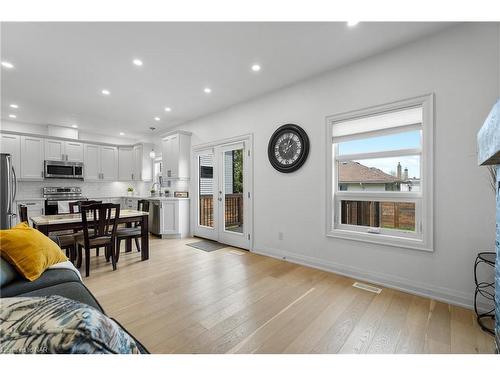 10 Leeson Street, St. Catharines, ON - Indoor Photo Showing Living Room