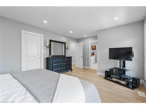 10 Leeson Street, St. Catharines, ON - Indoor Photo Showing Bedroom