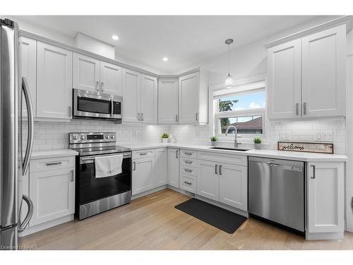 10 Leeson Street, St. Catharines, ON - Indoor Photo Showing Kitchen With Upgraded Kitchen