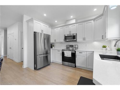 10 Leeson Street, St. Catharines, ON - Indoor Photo Showing Kitchen With Upgraded Kitchen