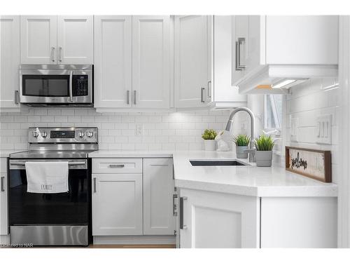 10 Leeson Street, St. Catharines, ON - Indoor Photo Showing Kitchen With Upgraded Kitchen