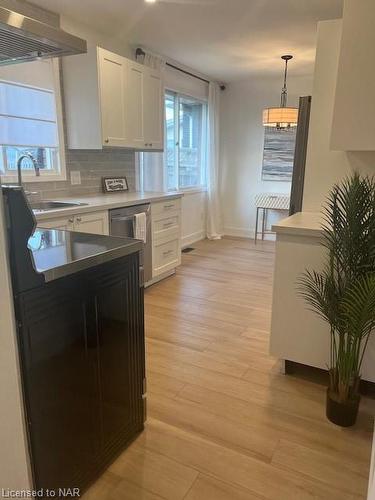 25 Coronation Boulevard, St. Catharines, ON - Indoor Photo Showing Kitchen