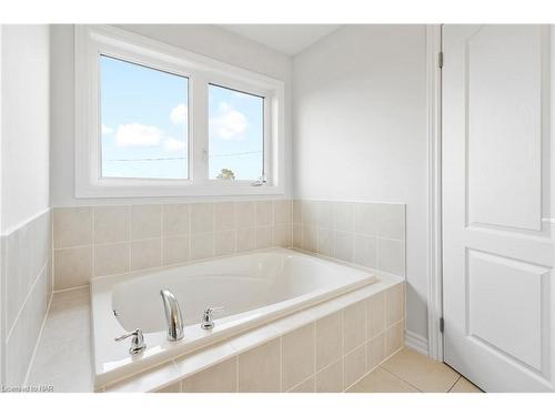 226 Palace Street, Thorold, ON - Indoor Photo Showing Bathroom