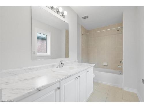 226 Palace Street, Thorold, ON - Indoor Photo Showing Bathroom