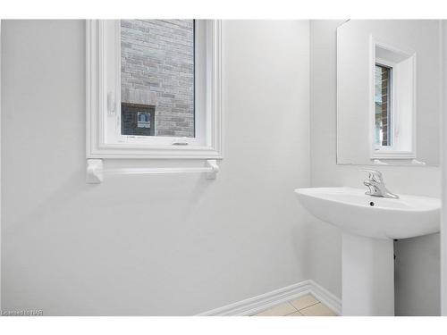 226 Palace Street, Thorold, ON - Indoor Photo Showing Bathroom