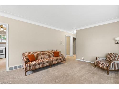 6326 Doreen Drive, Niagara Falls, ON - Indoor Photo Showing Living Room