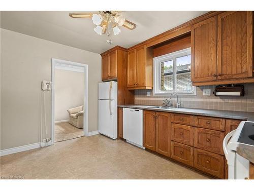 6326 Doreen Drive, Niagara Falls, ON - Indoor Photo Showing Kitchen