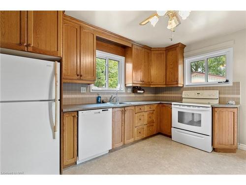 6326 Doreen Drive, Niagara Falls, ON - Indoor Photo Showing Kitchen With Double Sink