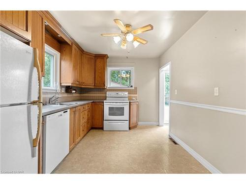 6326 Doreen Drive, Niagara Falls, ON - Indoor Photo Showing Kitchen With Double Sink