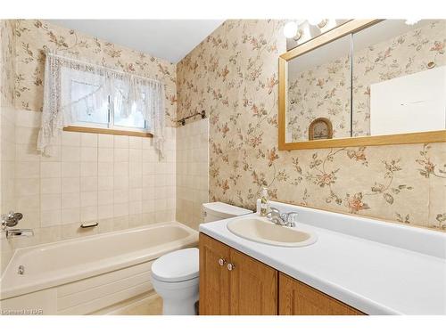 6326 Doreen Drive, Niagara Falls, ON - Indoor Photo Showing Bathroom