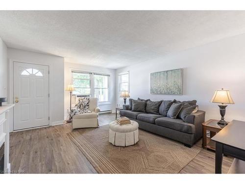 110-2 Walnut Street, St. Catharines, ON - Indoor Photo Showing Living Room