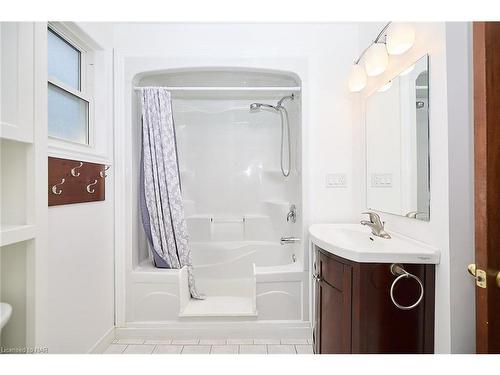 68 Churchill Street, St. Catharines, ON - Indoor Photo Showing Bathroom