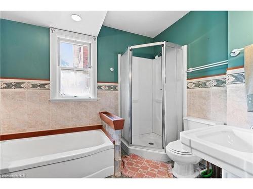 4981 Second Avenue, Niagara Falls, ON - Indoor Photo Showing Bathroom