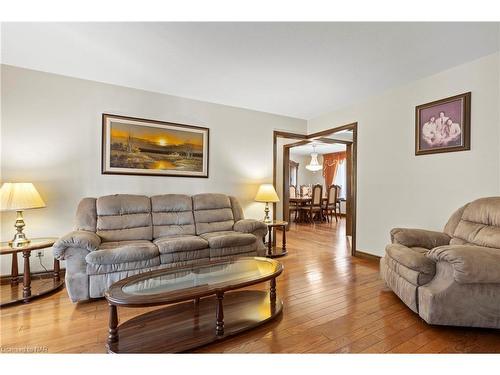 142 Welland Road, Fonthill, ON - Indoor Photo Showing Living Room