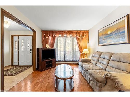 142 Welland Road, Fonthill, ON - Indoor Photo Showing Living Room