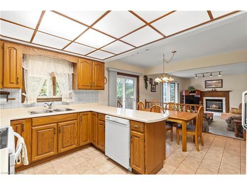 142 Welland Road, Fonthill, ON - Indoor Photo Showing Kitchen With Double Sink