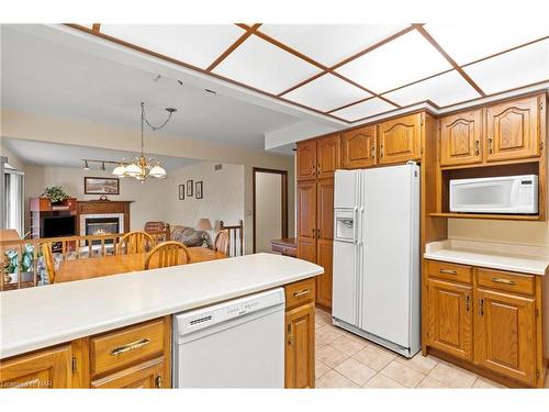 142 Welland Road, Fonthill, ON - Indoor Photo Showing Kitchen