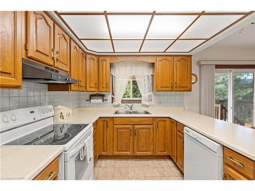 142 Welland Road, Fonthill, ON - Indoor Photo Showing Kitchen With Double Sink