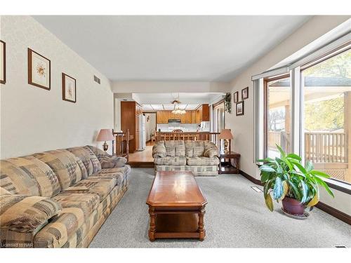 142 Welland Road, Fonthill, ON - Indoor Photo Showing Living Room