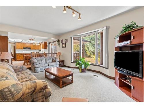 142 Welland Road, Fonthill, ON - Indoor Photo Showing Living Room