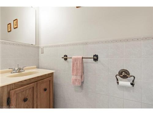 142 Welland Road, Fonthill, ON - Indoor Photo Showing Bathroom