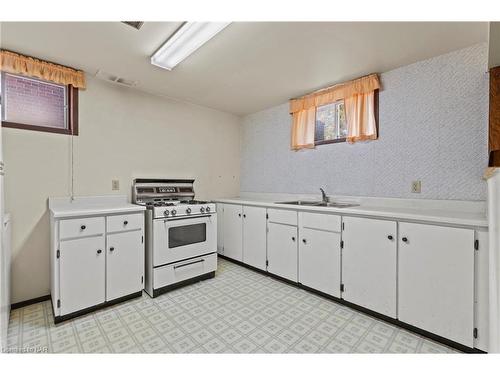 142 Welland Road, Fonthill, ON - Indoor Photo Showing Kitchen With Double Sink