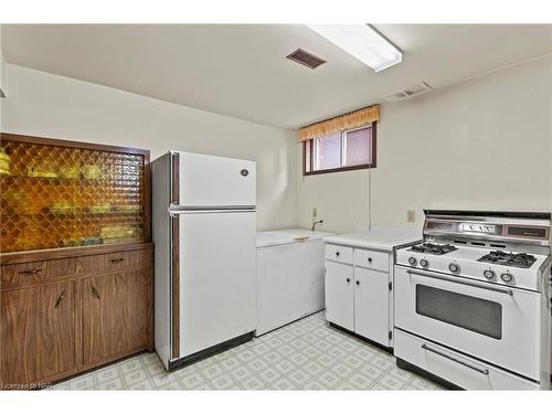 142 Welland Road, Fonthill, ON - Indoor Photo Showing Kitchen