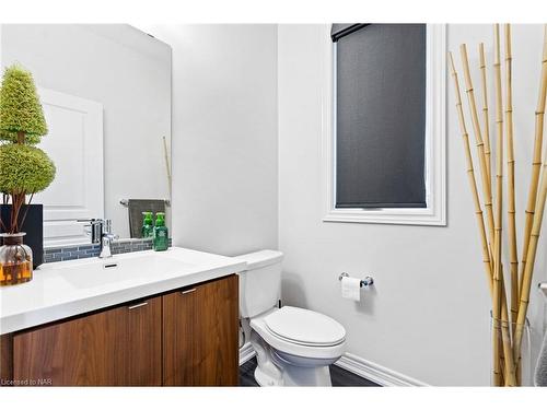 60 Waterview Lane, Grimsby, ON - Indoor Photo Showing Bathroom