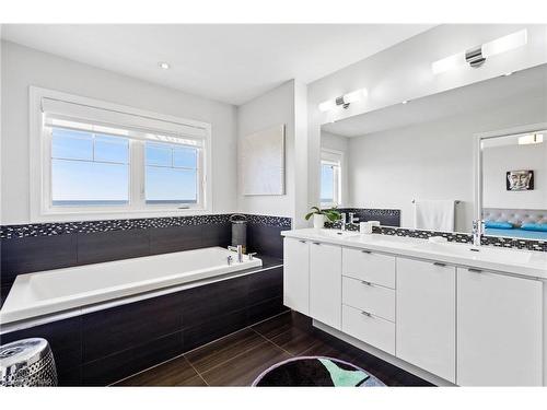 60 Waterview Lane, Grimsby, ON - Indoor Photo Showing Bathroom