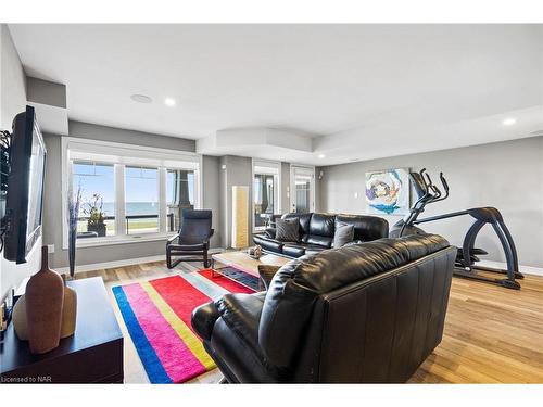 60 Waterview Lane, Grimsby, ON - Indoor Photo Showing Living Room