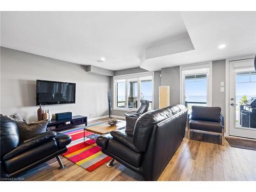 60 Waterview Lane, Grimsby, ON - Indoor Photo Showing Living Room