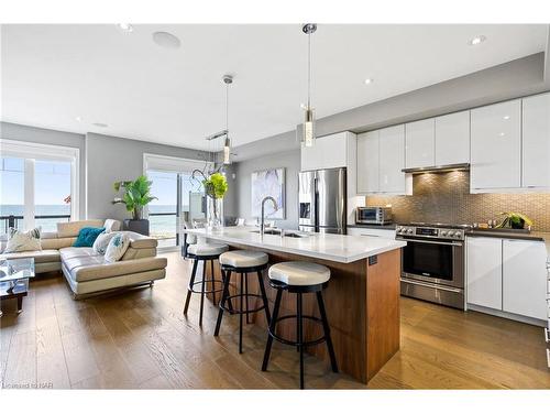 60 Waterview Lane, Grimsby, ON - Indoor Photo Showing Kitchen With Upgraded Kitchen