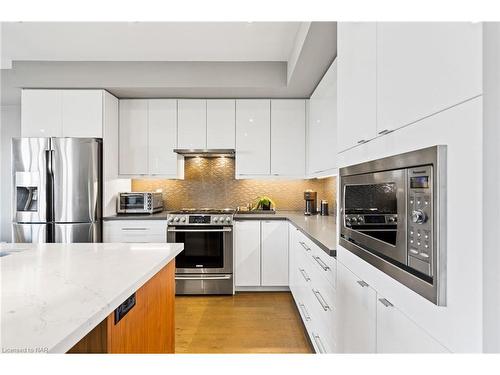 60 Waterview Lane, Grimsby, ON - Indoor Photo Showing Kitchen With Upgraded Kitchen