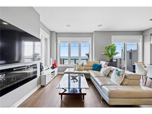 60 Waterview Lane, Grimsby, ON - Indoor Photo Showing Living Room