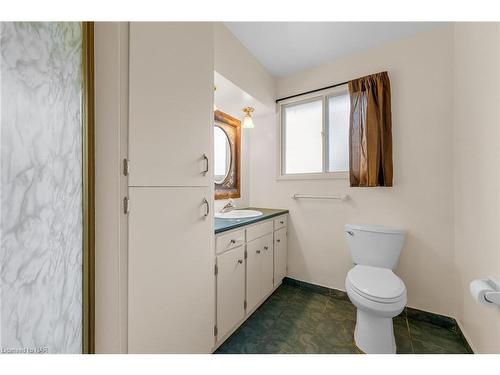 160 Woodside Drive, St. Catharines, ON - Indoor Photo Showing Bathroom