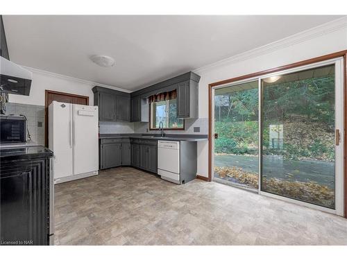 160 Woodside Drive, St. Catharines, ON - Indoor Photo Showing Kitchen