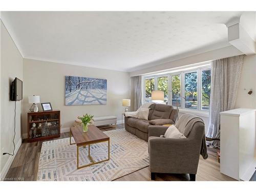 18 Densgrove Drive, St. Catharines, ON - Indoor Photo Showing Living Room