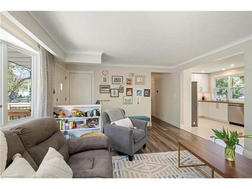 18 Densgrove Drive, St. Catharines, ON - Indoor Photo Showing Living Room