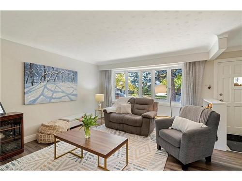 18 Densgrove Drive, St. Catharines, ON - Indoor Photo Showing Living Room