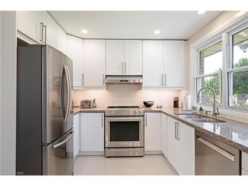 18 Densgrove Drive, St. Catharines, ON - Indoor Photo Showing Kitchen With Double Sink With Upgraded Kitchen