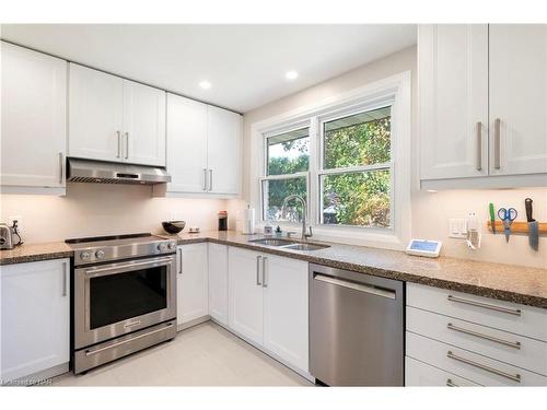 18 Densgrove Drive, St. Catharines, ON - Indoor Photo Showing Kitchen With Double Sink With Upgraded Kitchen