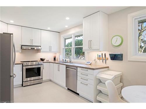 18 Densgrove Drive, St. Catharines, ON - Indoor Photo Showing Kitchen With Upgraded Kitchen