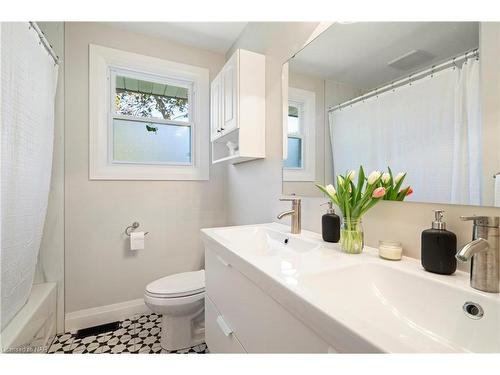 18 Densgrove Drive, St. Catharines, ON - Indoor Photo Showing Bathroom