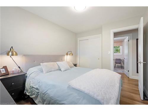 18 Densgrove Drive, St. Catharines, ON - Indoor Photo Showing Bedroom