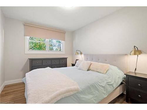 18 Densgrove Drive, St. Catharines, ON - Indoor Photo Showing Bedroom