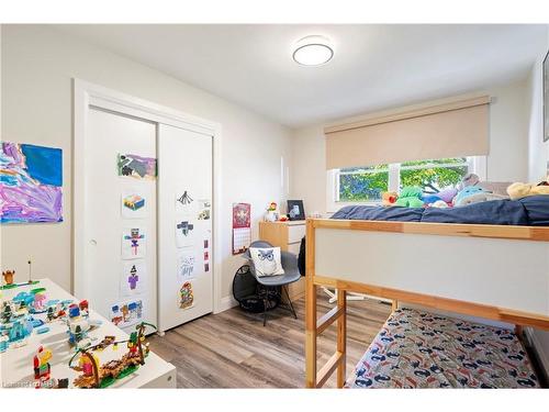 18 Densgrove Drive, St. Catharines, ON - Indoor Photo Showing Bedroom