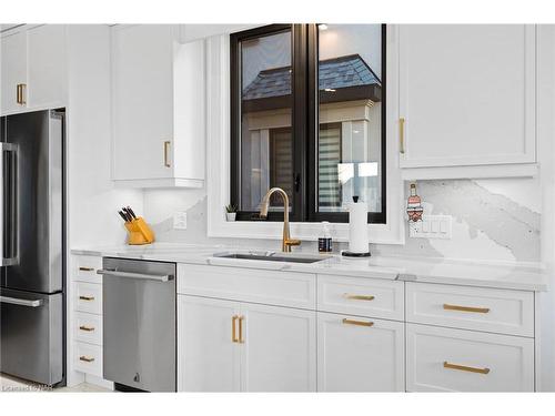 6374 Lucia Drive, Niagara Falls, ON - Indoor Photo Showing Kitchen