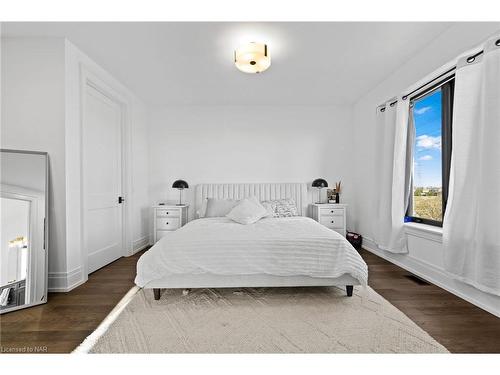 6374 Lucia Drive, Niagara Falls, ON - Indoor Photo Showing Bedroom