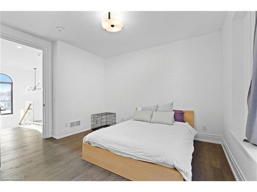 6374 Lucia Drive, Niagara Falls, ON - Indoor Photo Showing Bedroom