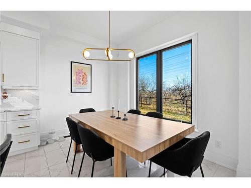 6374 Lucia Drive, Niagara Falls, ON - Indoor Photo Showing Dining Room